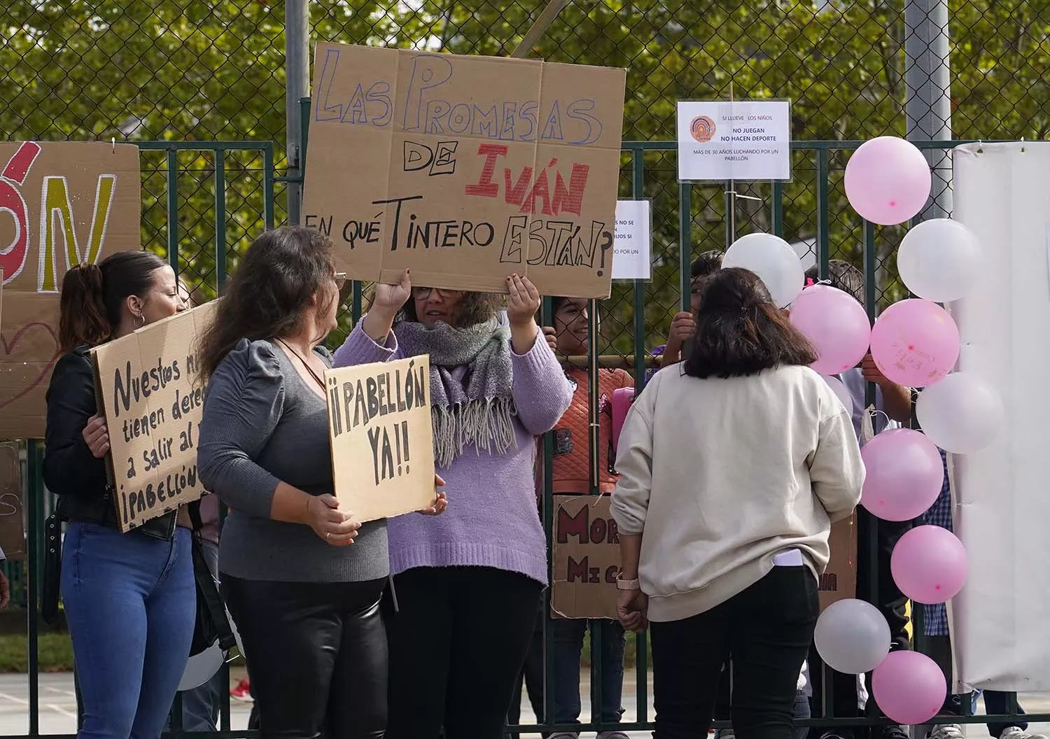 Manifestación del AMPA del colegio público de Columbrianos, para pedir la construcción de un pabellón 