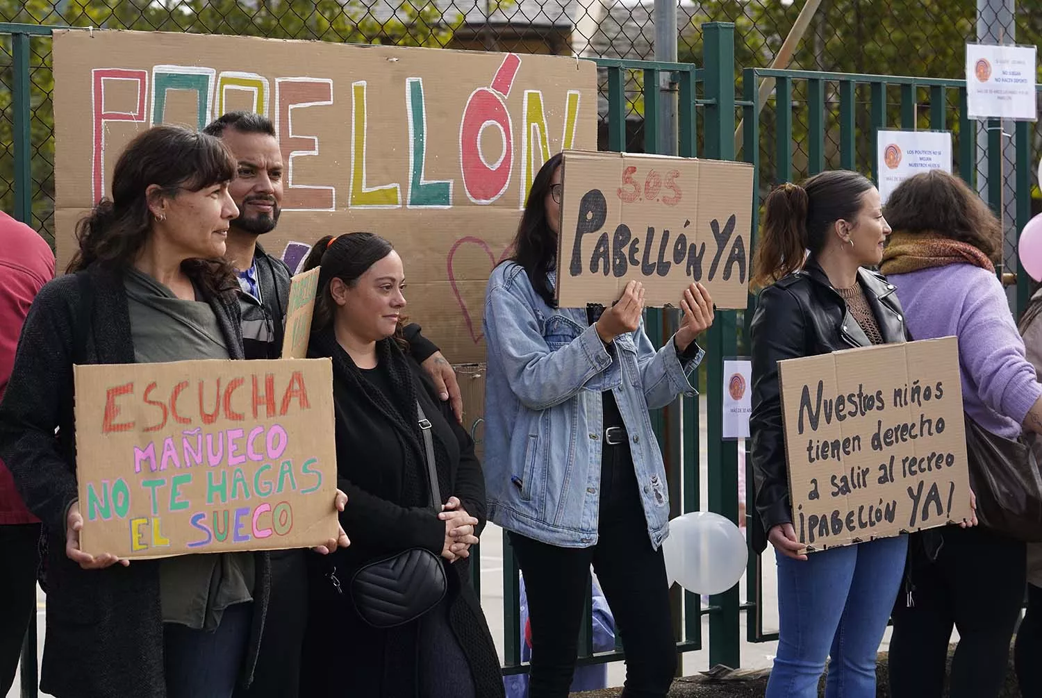 Manifestación del AMPA del colegio público de Columbrianos, para pedir la construcción de un pabellón 