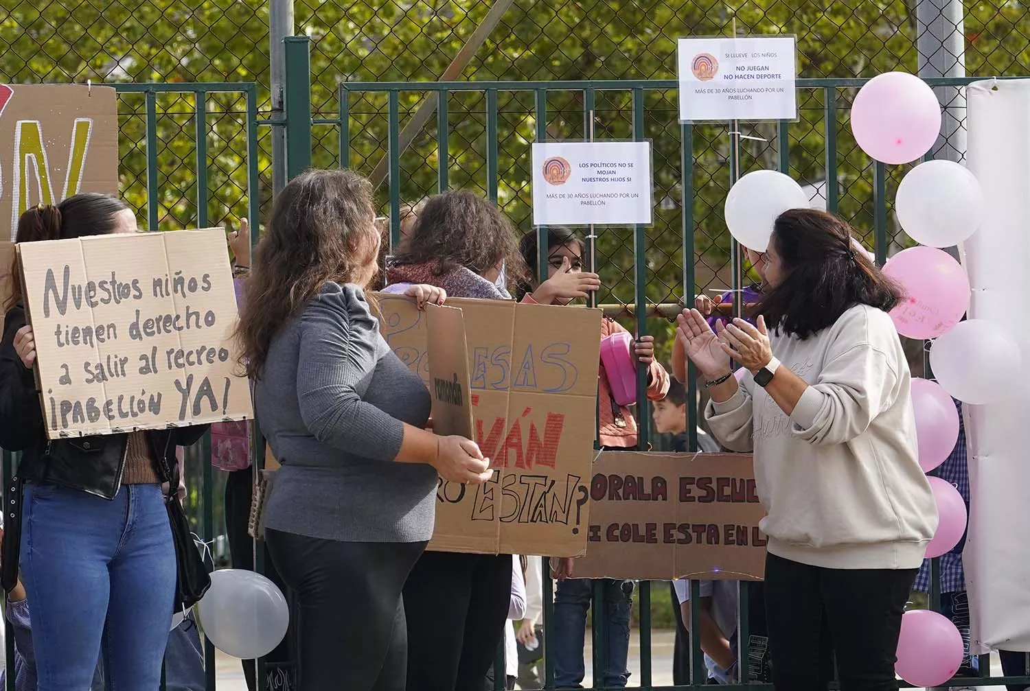 Manifestación del AMPA del colegio público de Columbrianos, para pedir la construcción de un pabellón 