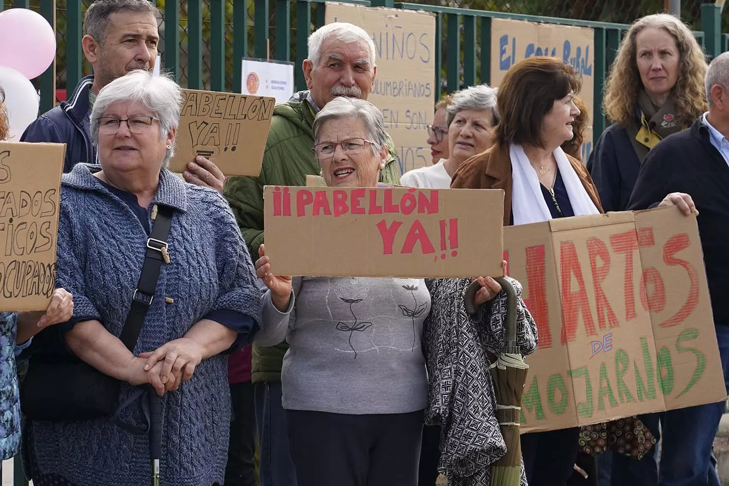 Manifestación del AMPA del colegio público de Columbrianos, para pedir la construcción de un pabellón 