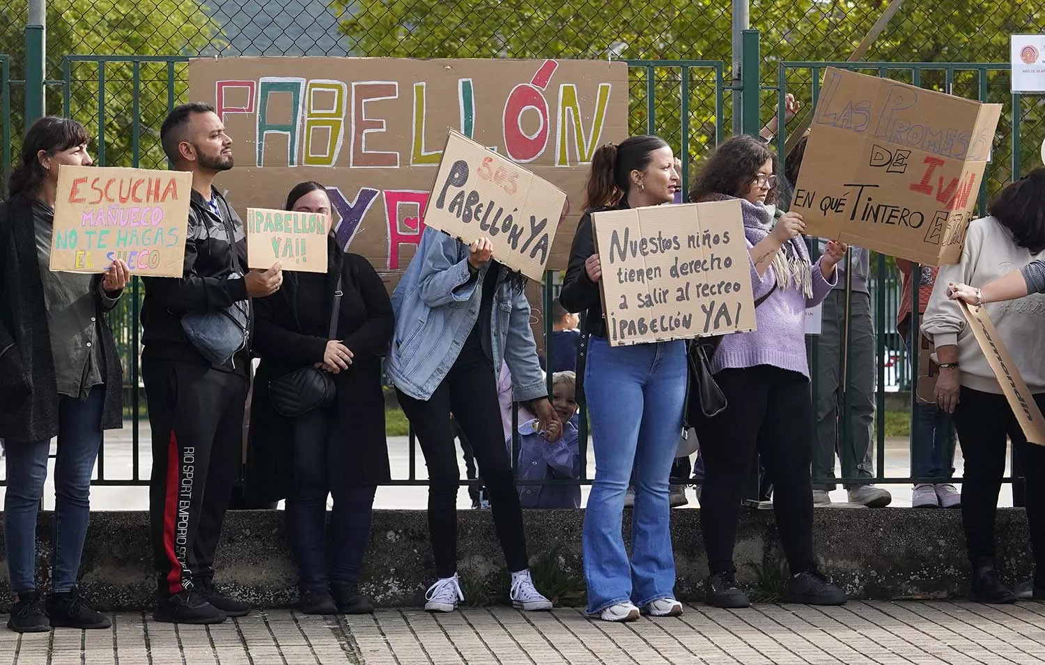 Manifestación del AMPA del colegio público de Columbrianos, para pedir la construcción de un pabellón 