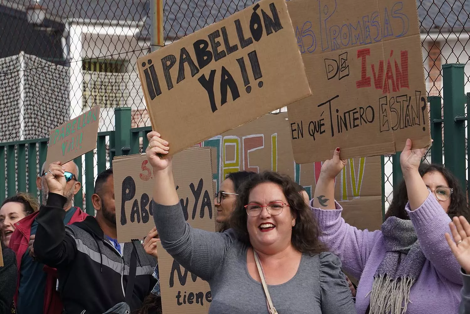 Manifestación del AMPA del colegio público de Columbrianos, para pedir la construcción de un pabellón.