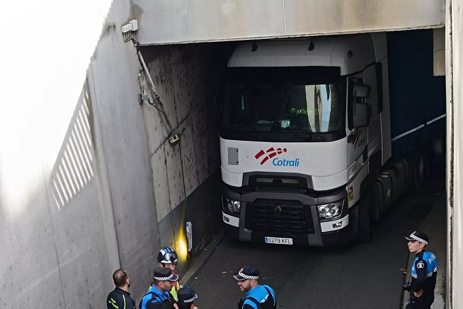 Un camión queda atascado en el túnel de la plaza Pío XII en Palencia