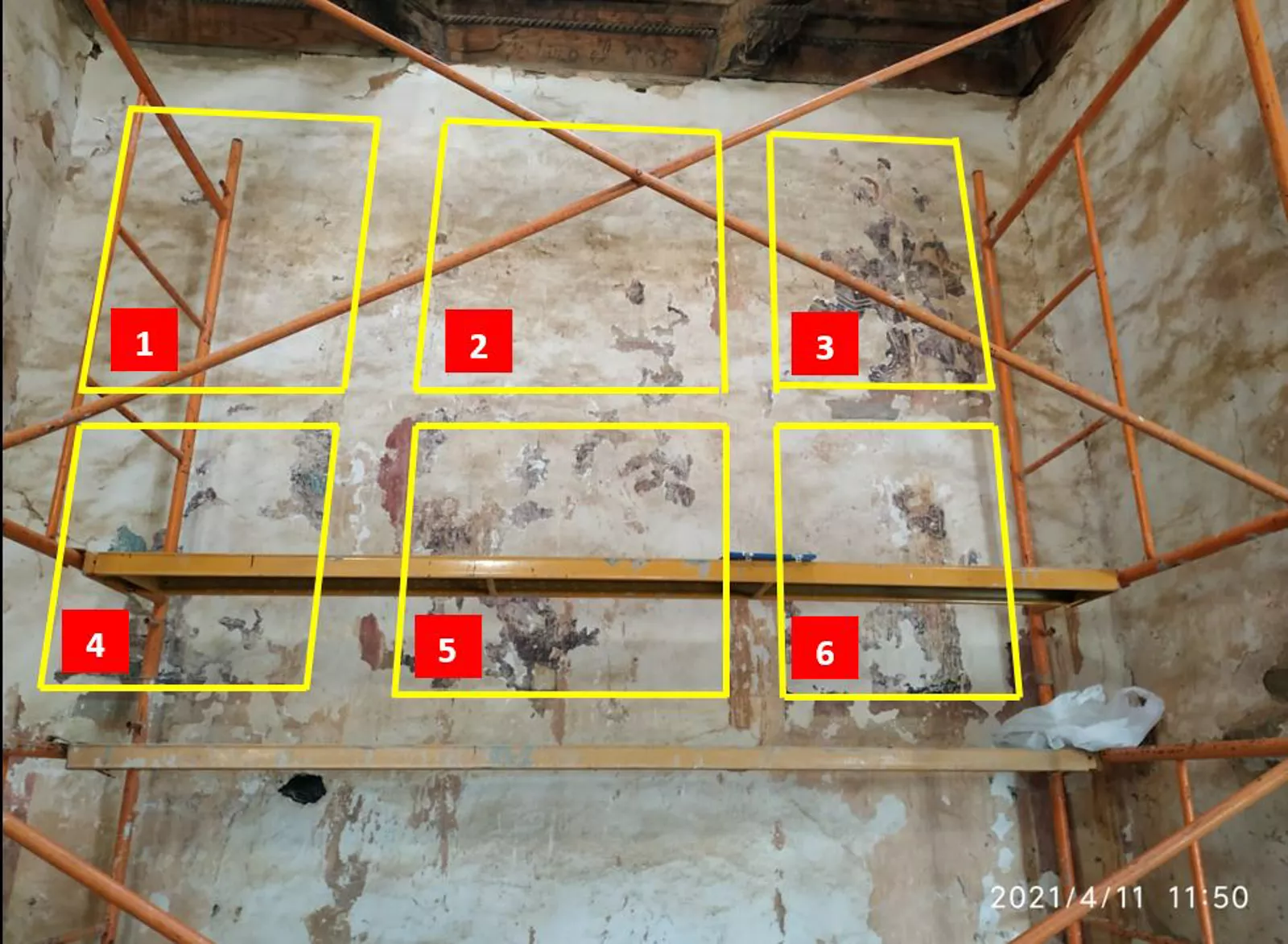 RODANILLO. Obras de restauración del mural tapado por la cal. Fueron paralizadas por Patrimonio.