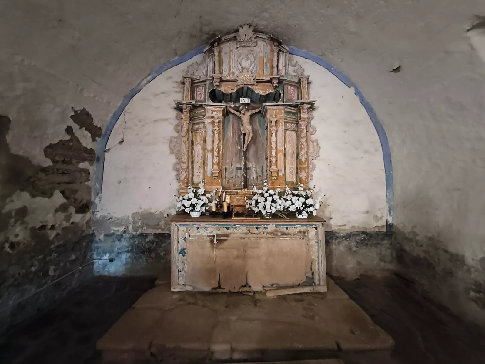 RODANILLO. Ermita. Al fondo el retablo de madera detrás del cual aparecieron las primeras pinturas.