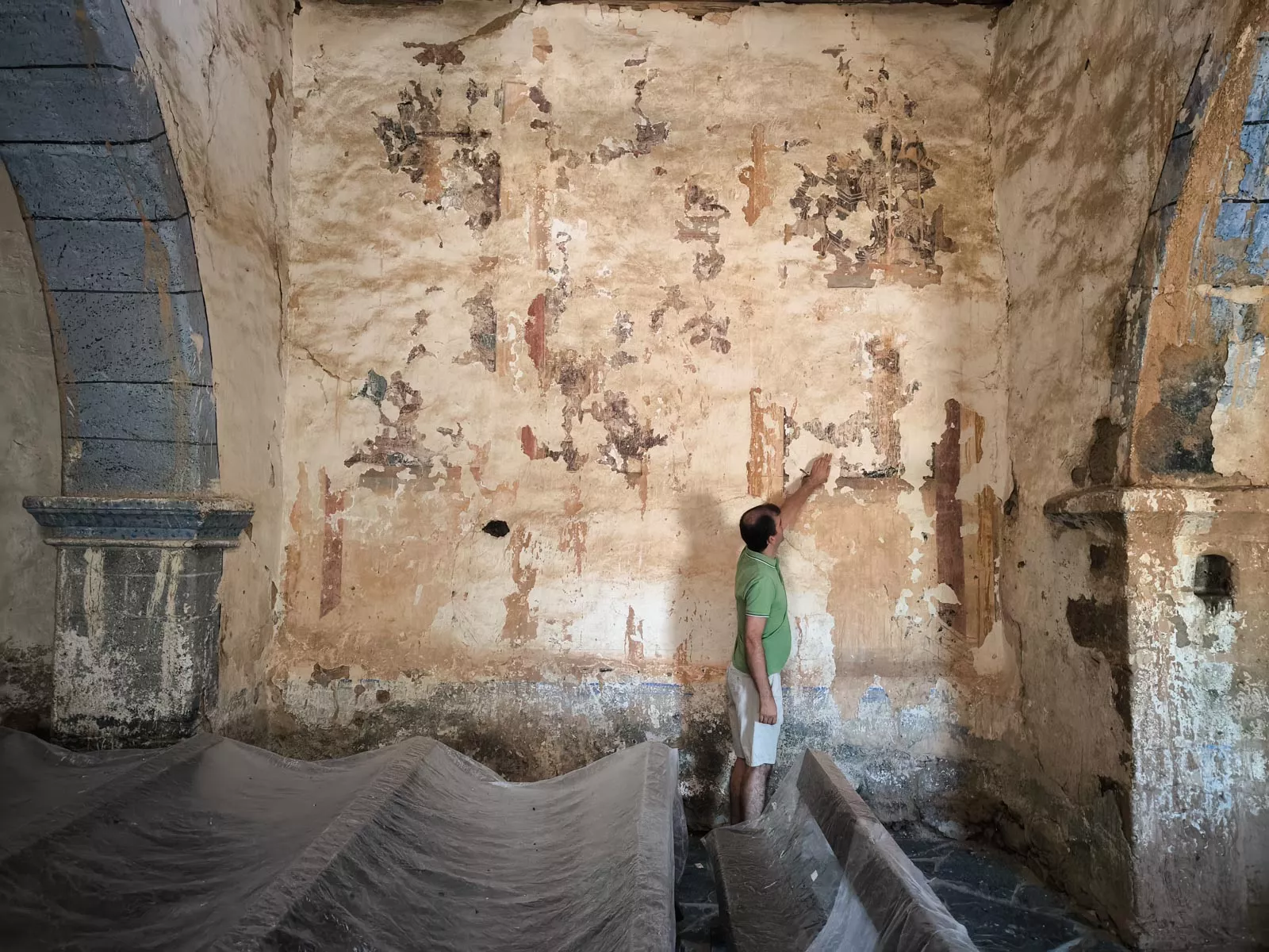 RODANILLO. Pared Este en la que se localiza el mural pintado que permanecía oculto bajo la cal.