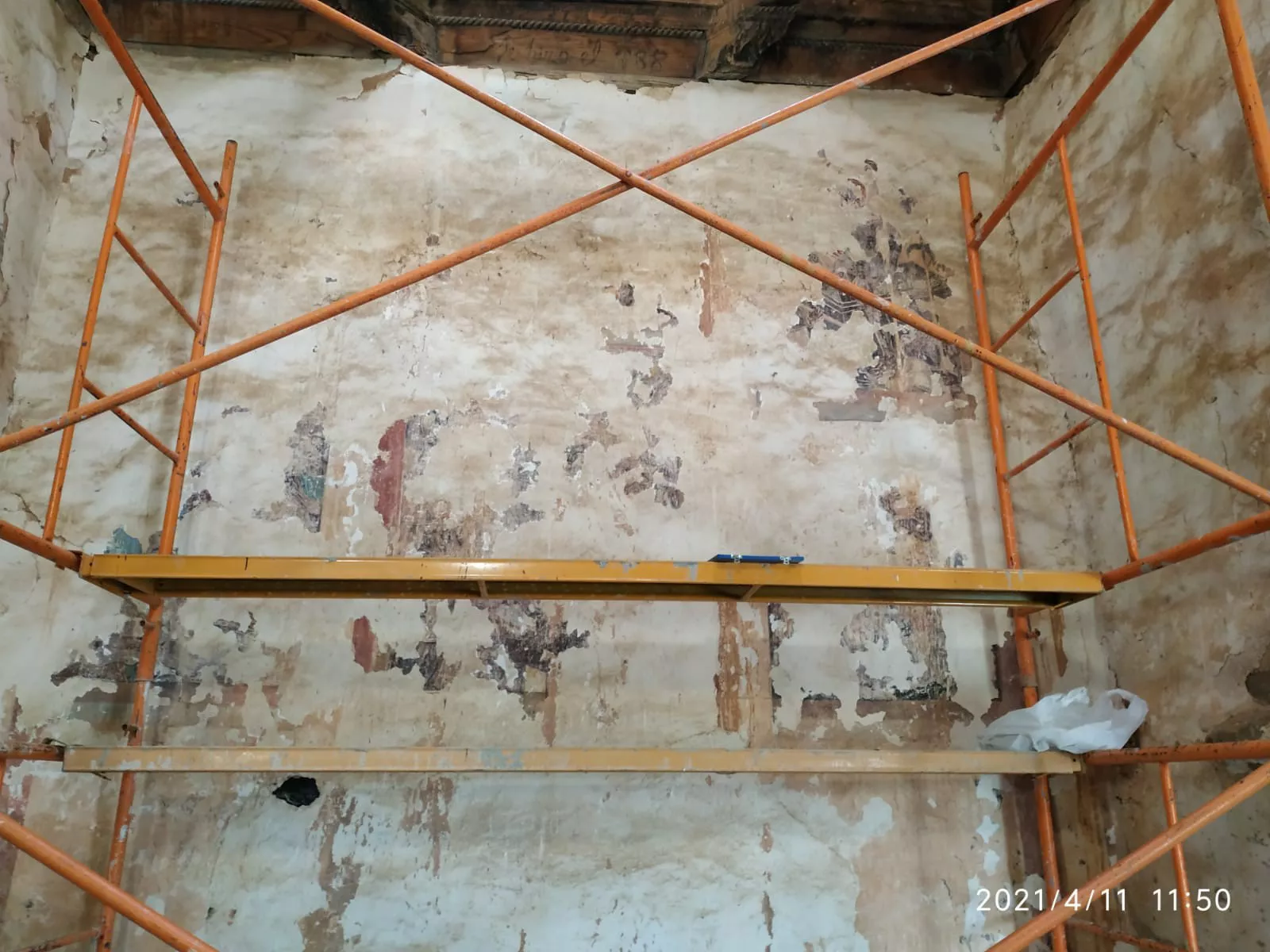 RODANILLO. Obras de restauración del mural tapado por la cal. Fueron paralizadas por Patrimonio .