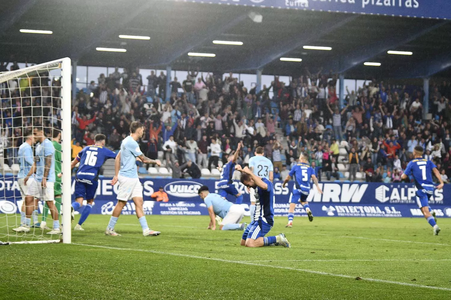 La 'fortuna' de la Ponferradina en el último suspiro para agarrar la victoria sobre el filial del Celta