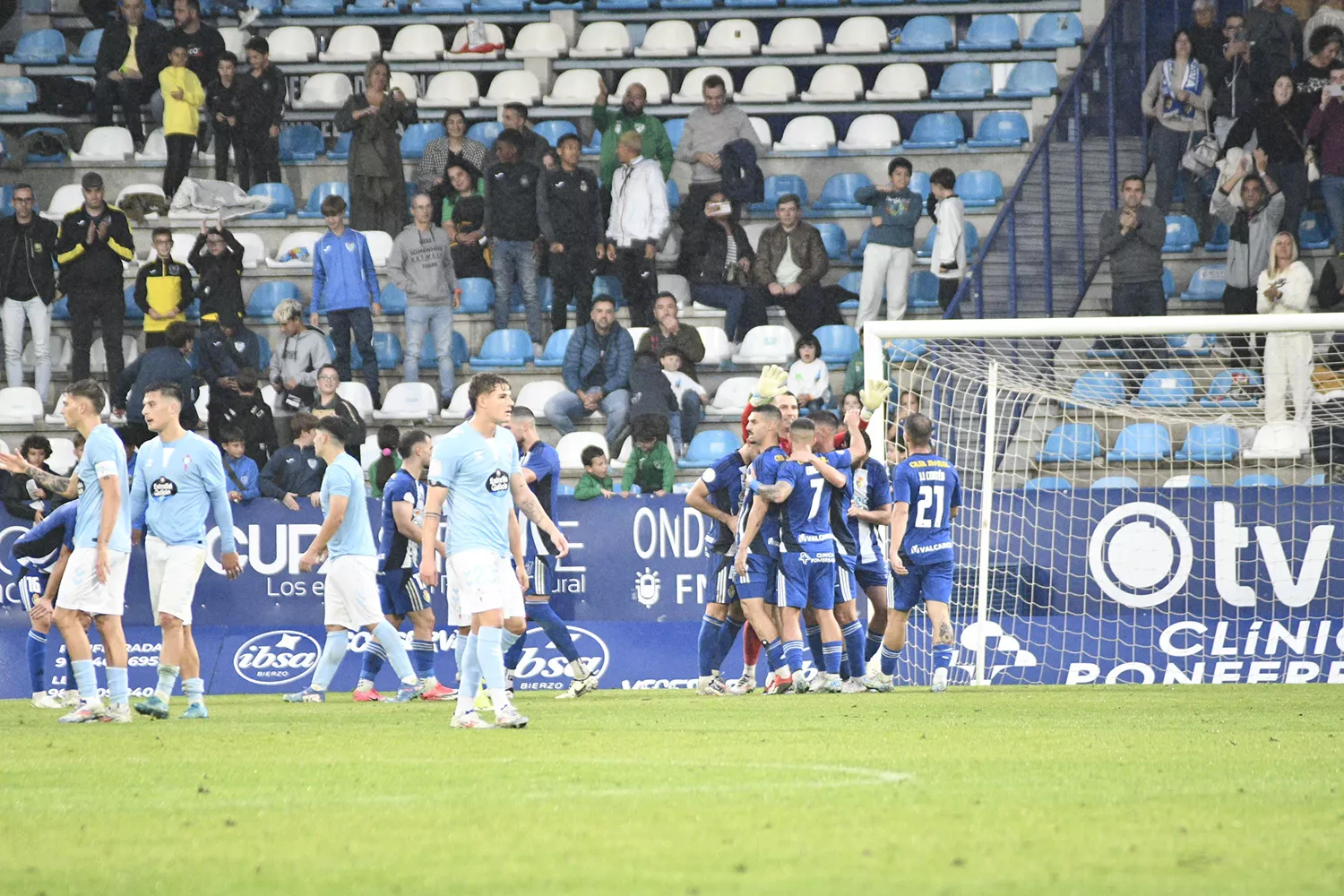 La 'fortuna' de la Ponferradina en el último suspiro para agarrar la victoria sobre el filial del Celta. copia