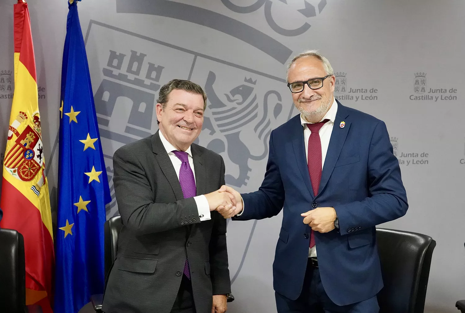 El consejero de la Presidencia, Luis Miguel González Gago, y el presidente del Consejo Comarcal del Bierzo, Olegario Ramón, tras la reunión de seguimiento del convenio.