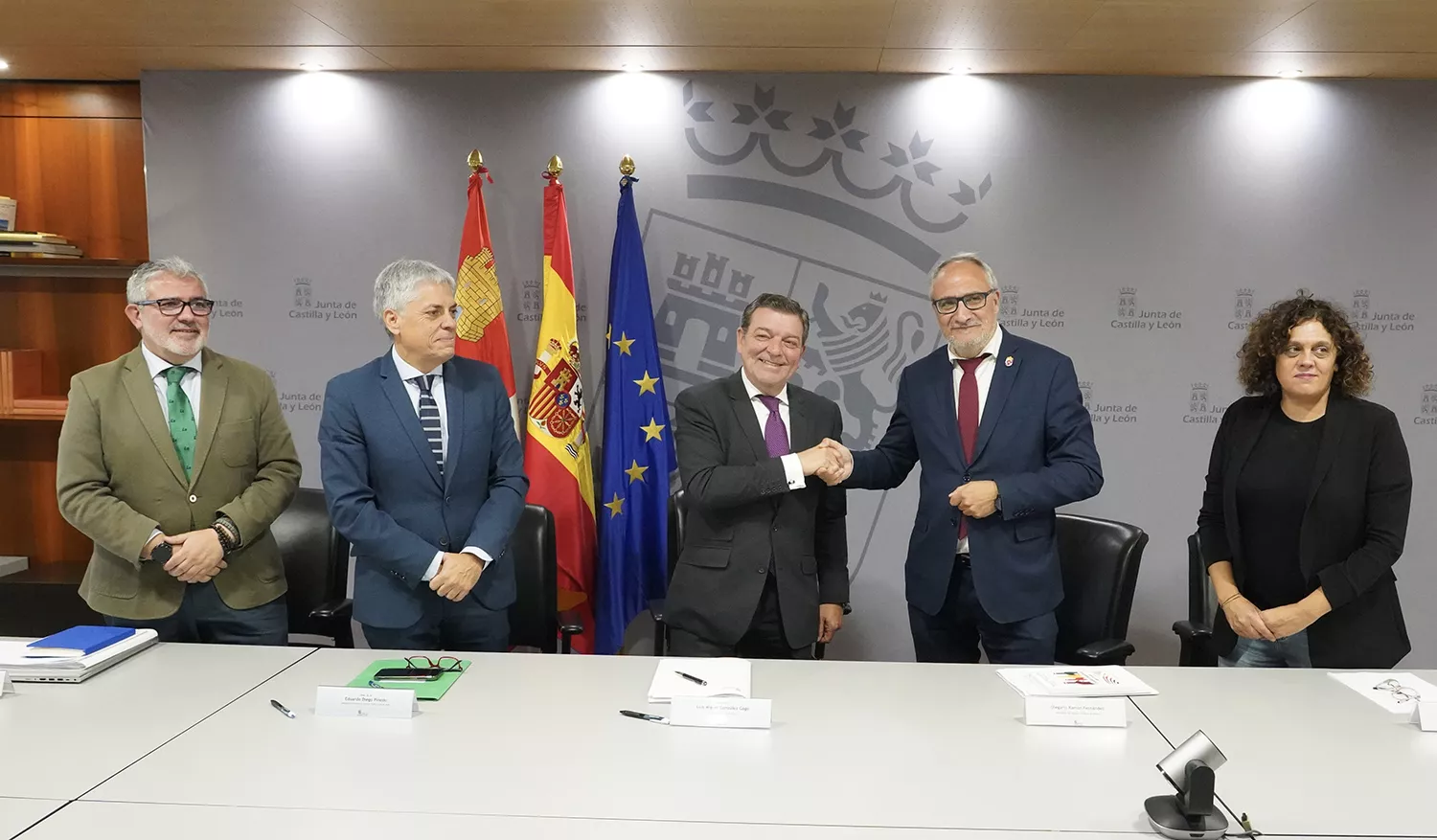 El consejero de la Presidencia, Luis Miguel González Gago, y el presidente del Consejo Comarcal del Bierzo, Olegario Ramón, tras la reunión de seguimiento del convenio 3