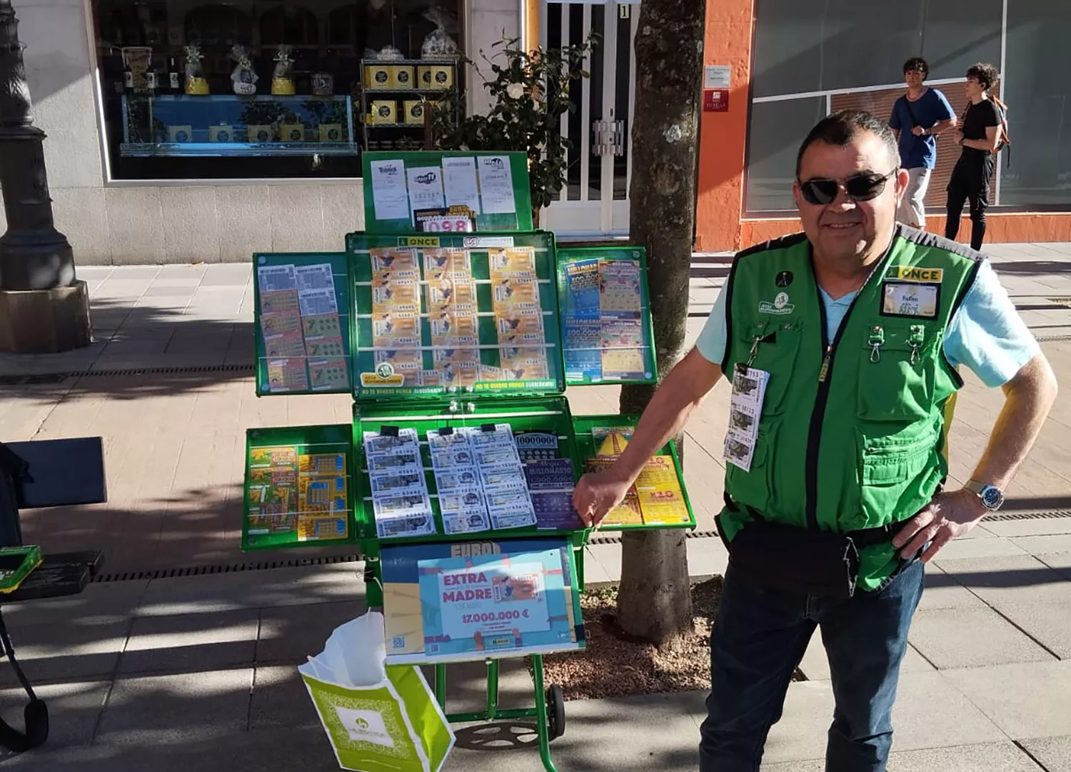 El Cupón Diario de la ONCE deja 35.000 en Ponferrada. El vendedor Rufino Montes