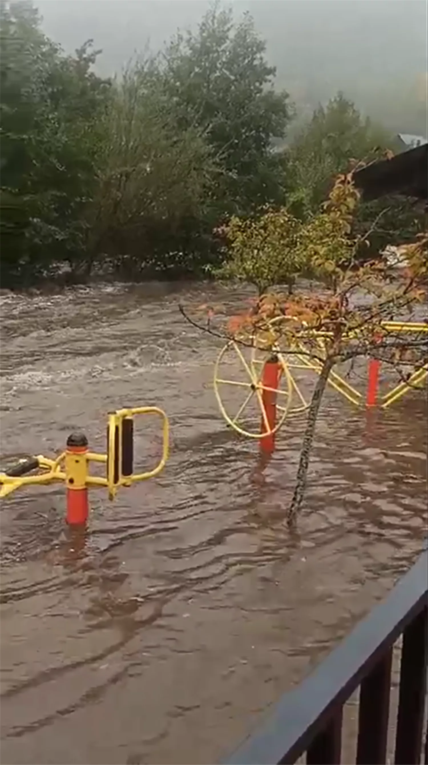 La borrasca Kirk desborda el río Boeza a su paso por Igüeña