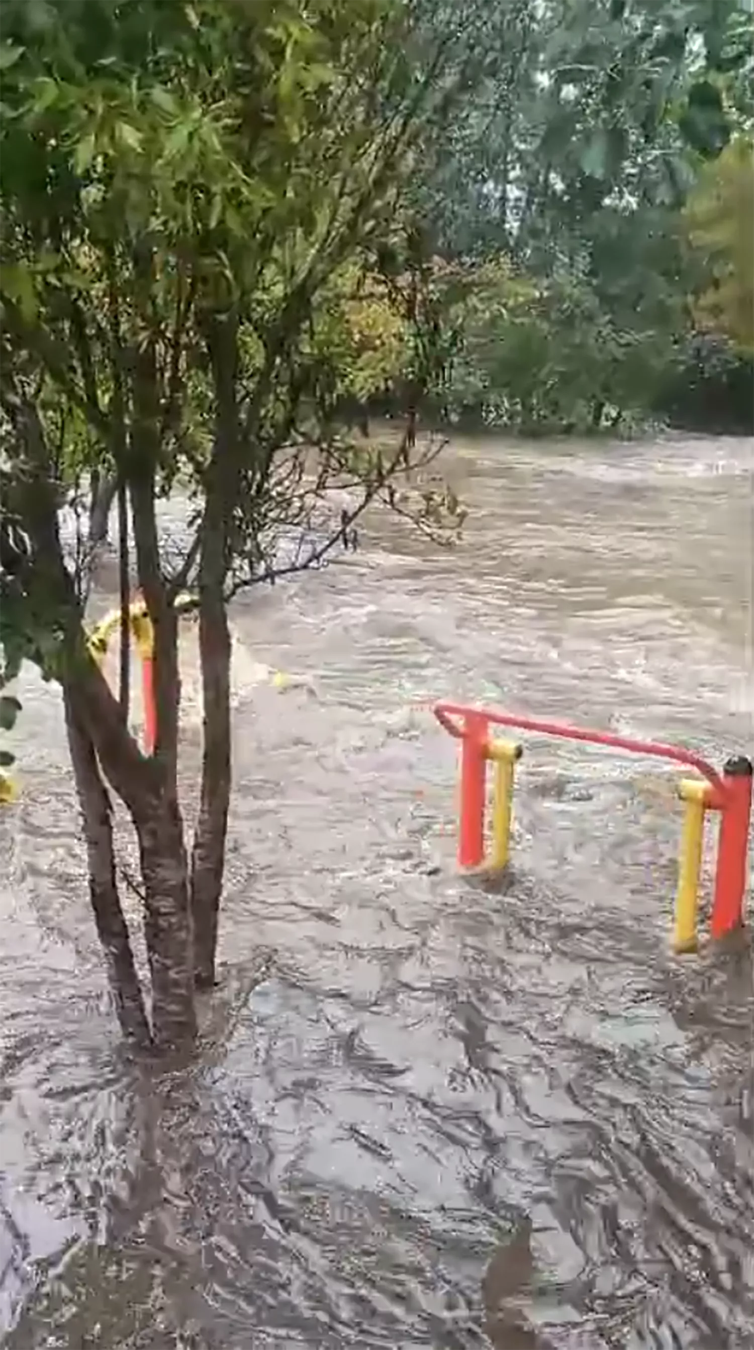 La borrasca Kirk desborda el río Boeza en Igüeña