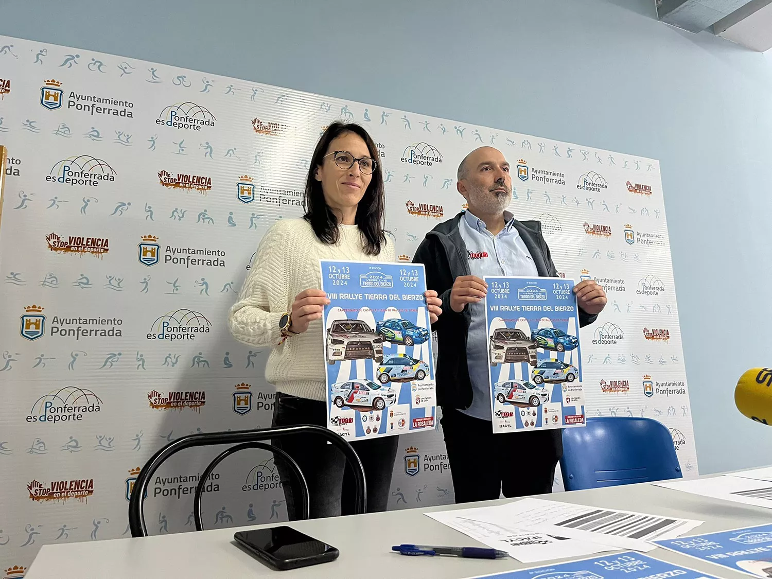 Presentación Rally Tierra del Bierzo. La concejala de Deportes, Eva González (I), y el presidente de la Escudería, Conrado Fernández (D)