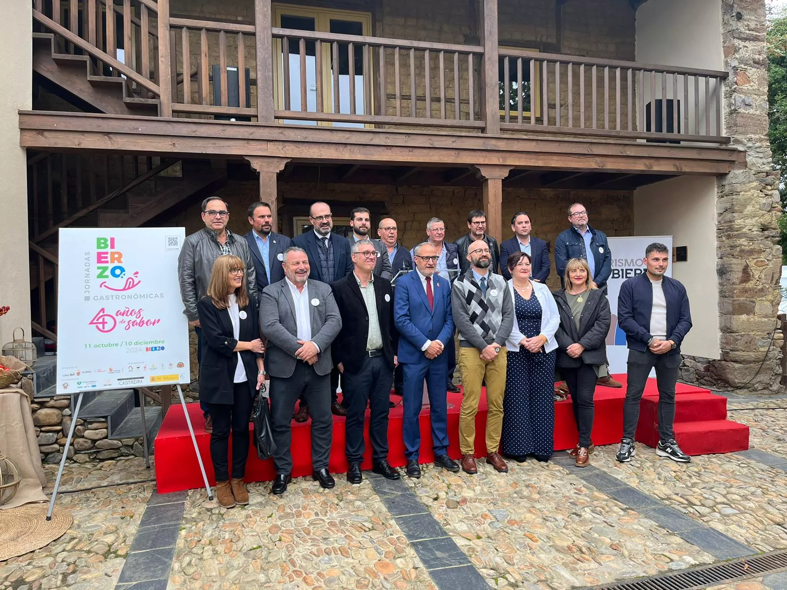 Miembros de las instituciones en la inauguración de las Jornadas Gastronómicas del Bierzo