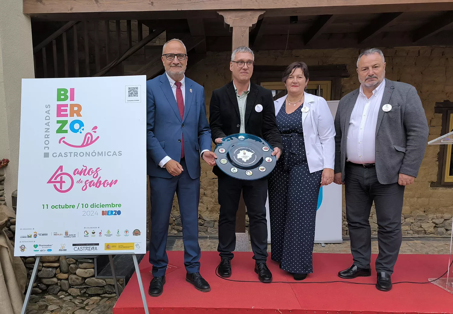 Inauguración Jornadas Gatronómicas del Bierzo 2024. El presidente del Consejo Comarcal, Olegario Ramón, (2I), el mantenedor, Juanma G. Colinas (1I), la concejala de Turismo, Cristina Pérez (1D), y el alcalde de Camponaraya, Eduardo Morán (2D)