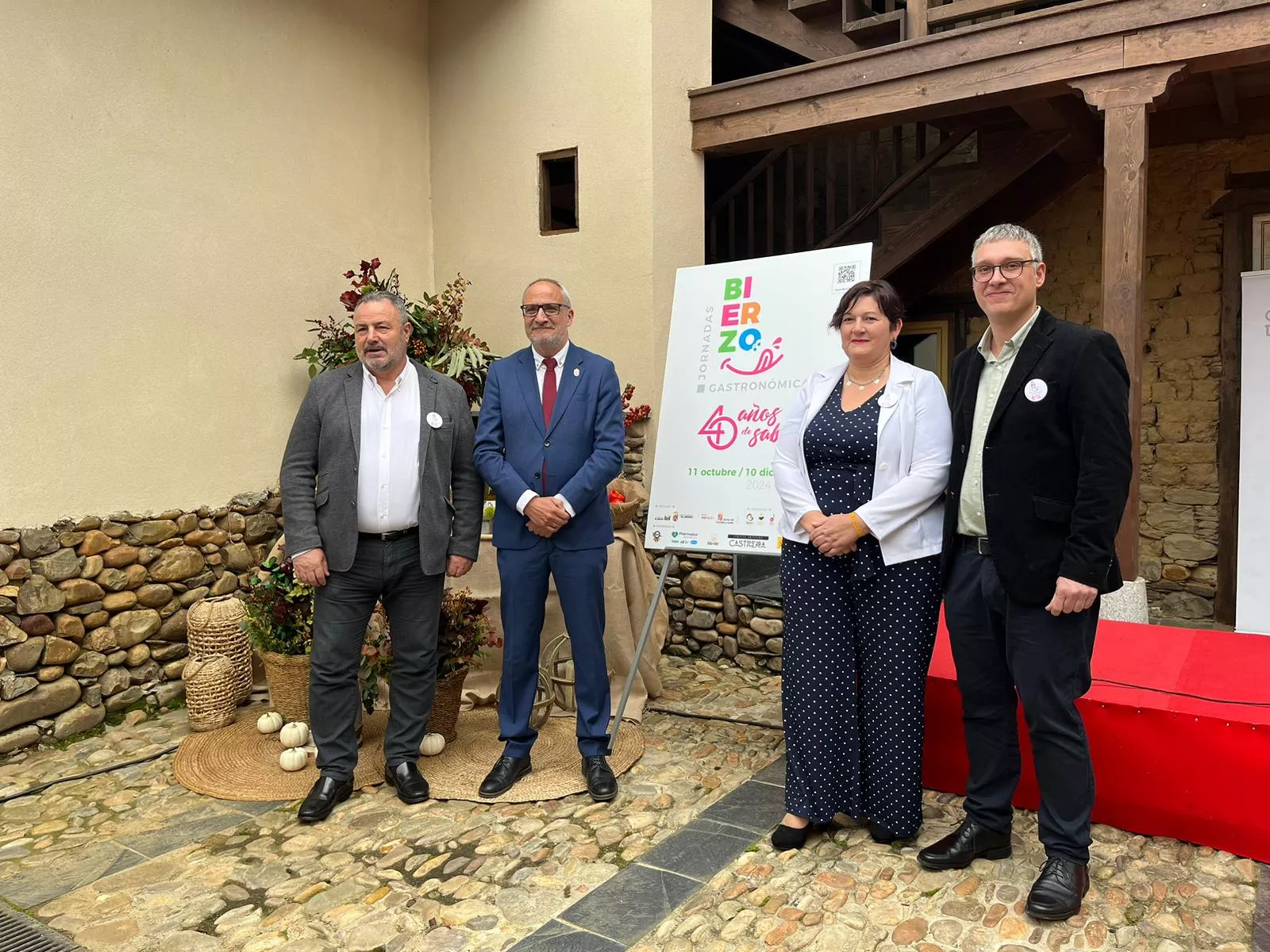 El alcalde de Camponaraya, Eduardo Morán, junto al presidente del Consejo Comarcal, Olegario Ramón, el mantenedor Juanma G Colinas