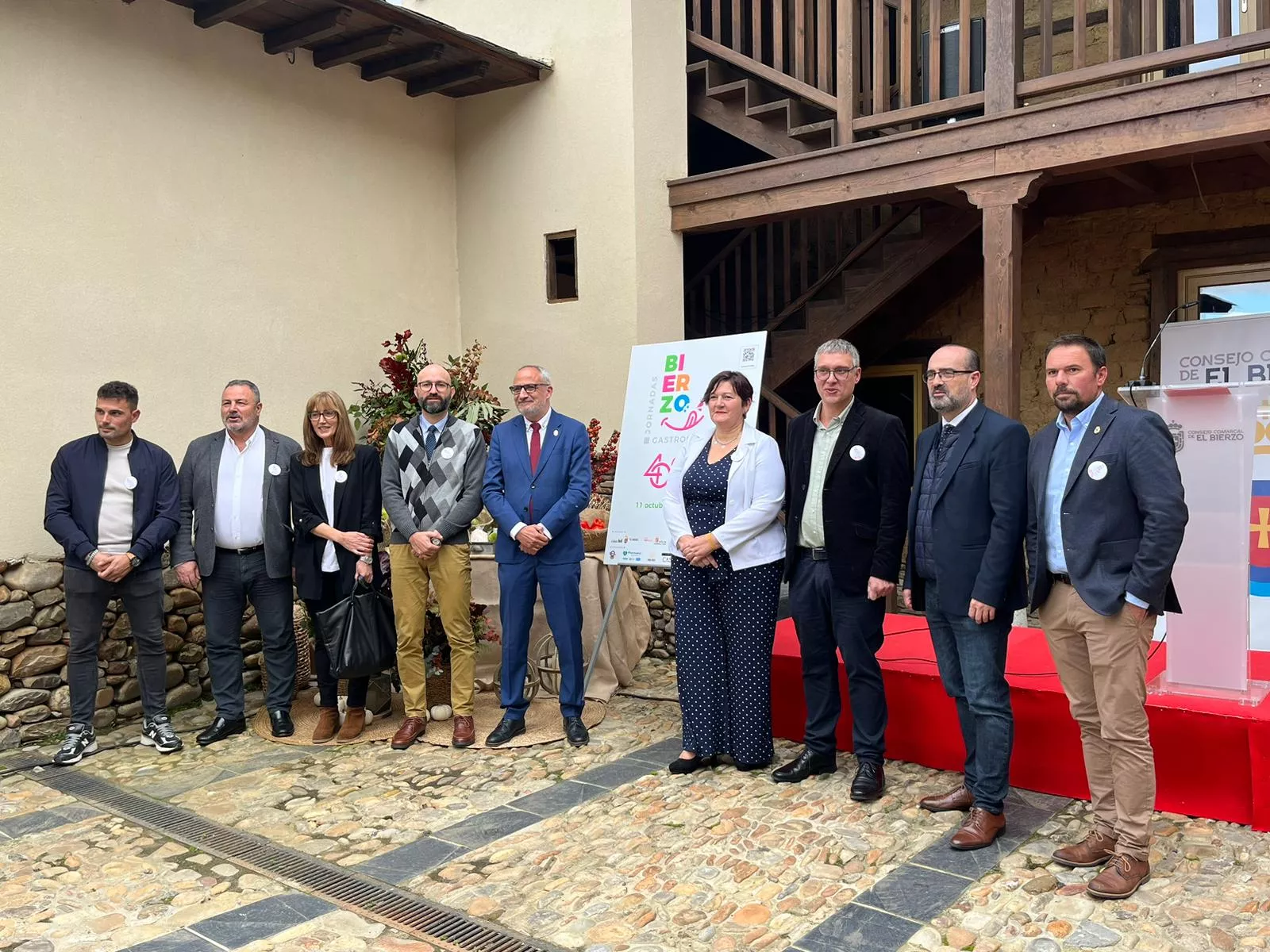 Miembros de las instituciones en la inauguración de las Jornadas Gastronómicas del Bierzo