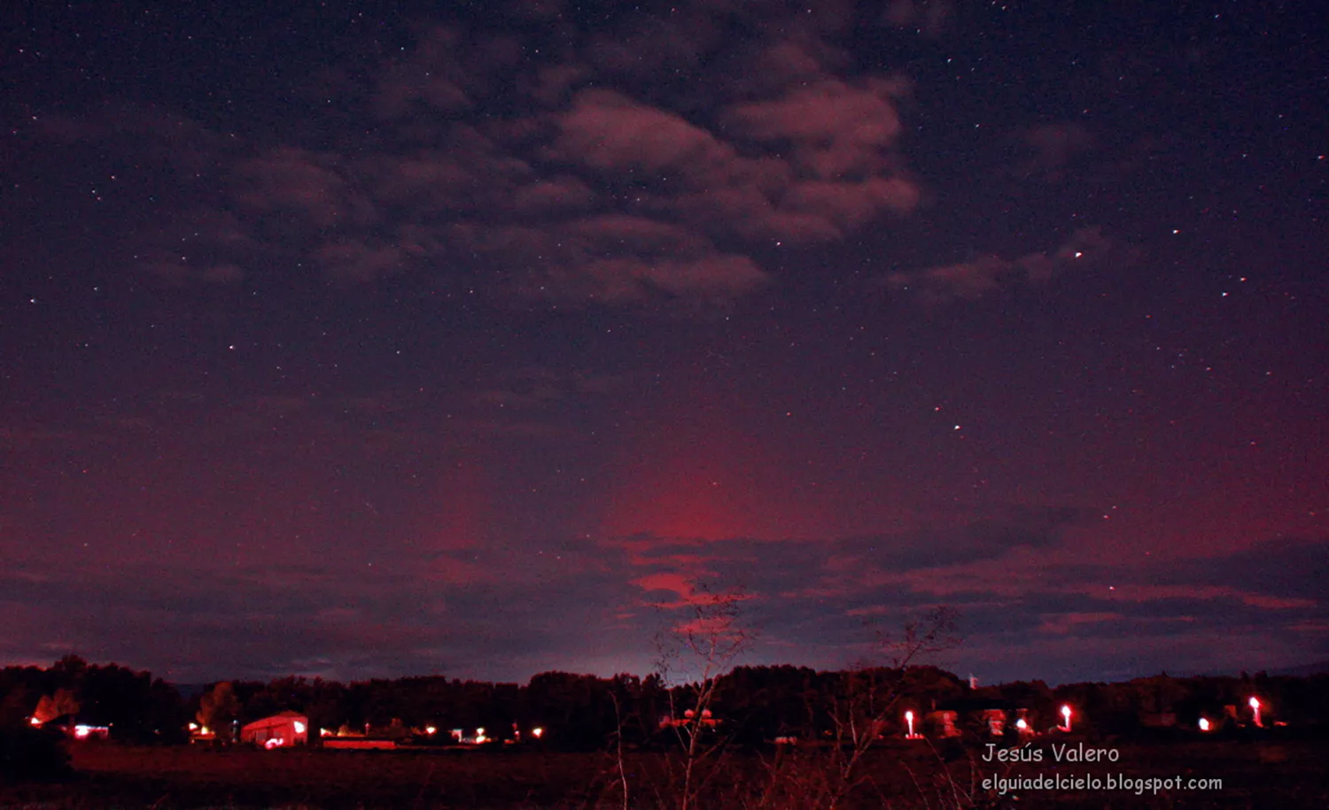 La aurora boreal ilumnia el cielo del Bierzo con tonos rojizos | FOTO: Imagen cedida por al Asociación Astronómica del Bierzo