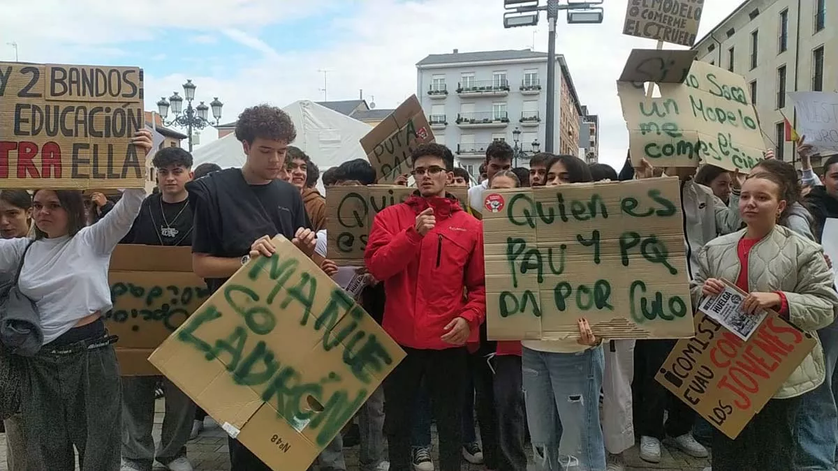 Más de 200 estudiantes de Ponferrada manifiestan frente al Ayuntamiento por la falta de información sobre la nueva PAU