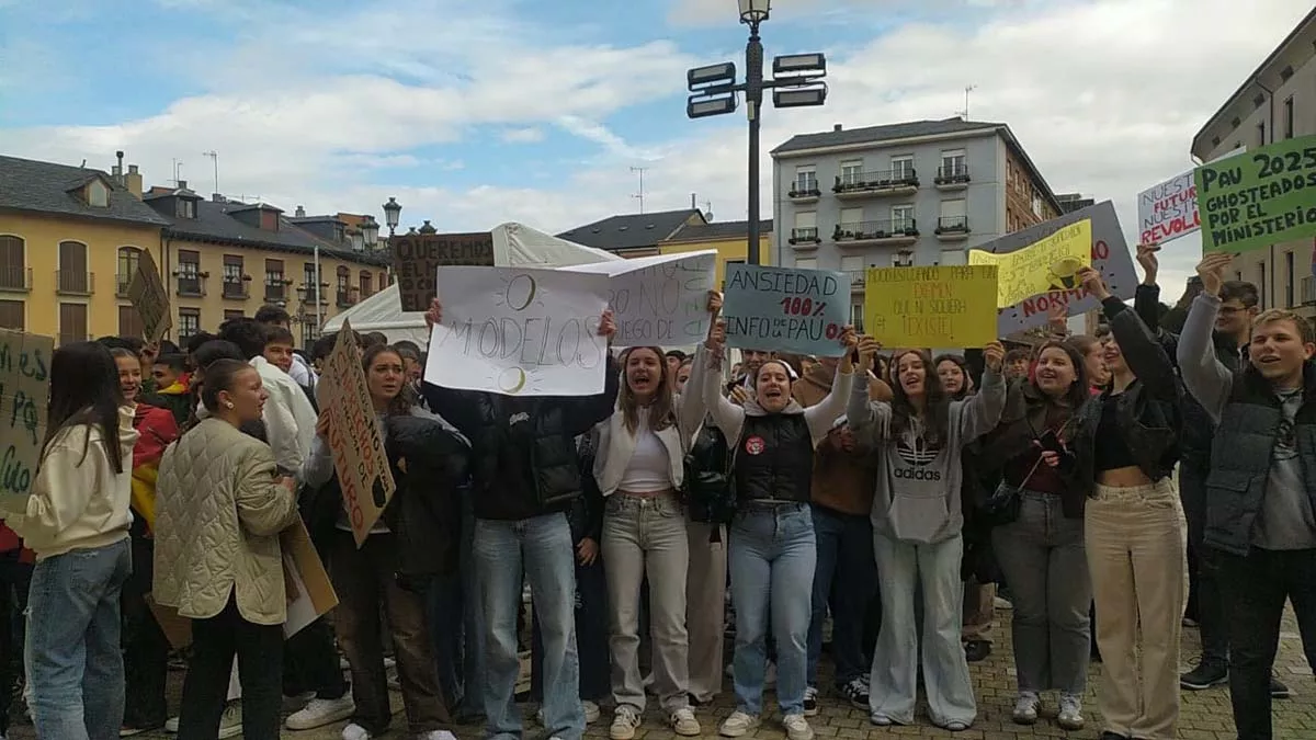 Más de 200 estudiantes de Ponferrada manifiestan frente al Ayuntamiento por la falta de información sobre la nueva PAU