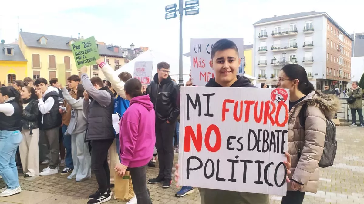 Más de 200 estudiantes de Ponferrada manifiestan frente al Ayuntamiento por la falta de información sobre la nueva PAU