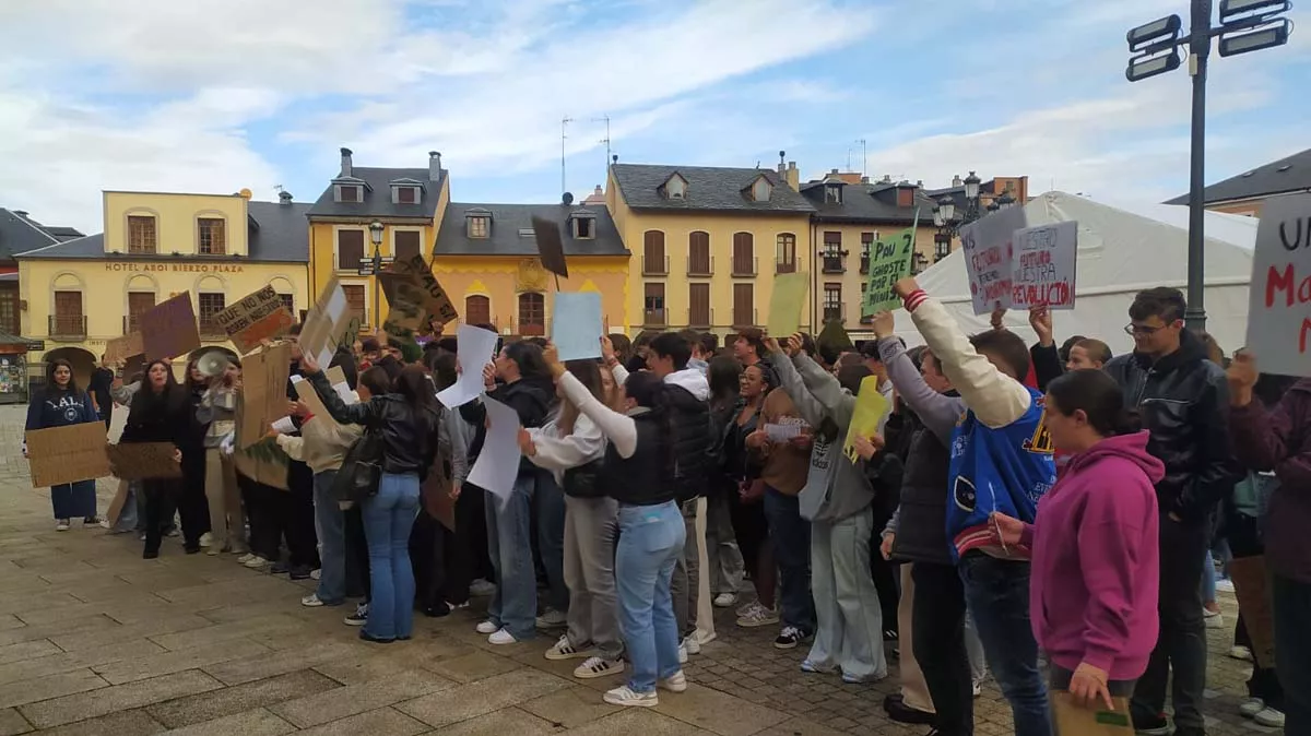 Más de 200 estudiantes de Ponferrada manifiestan frente al Ayuntamiento por la falta de información sobre la nueva PAU