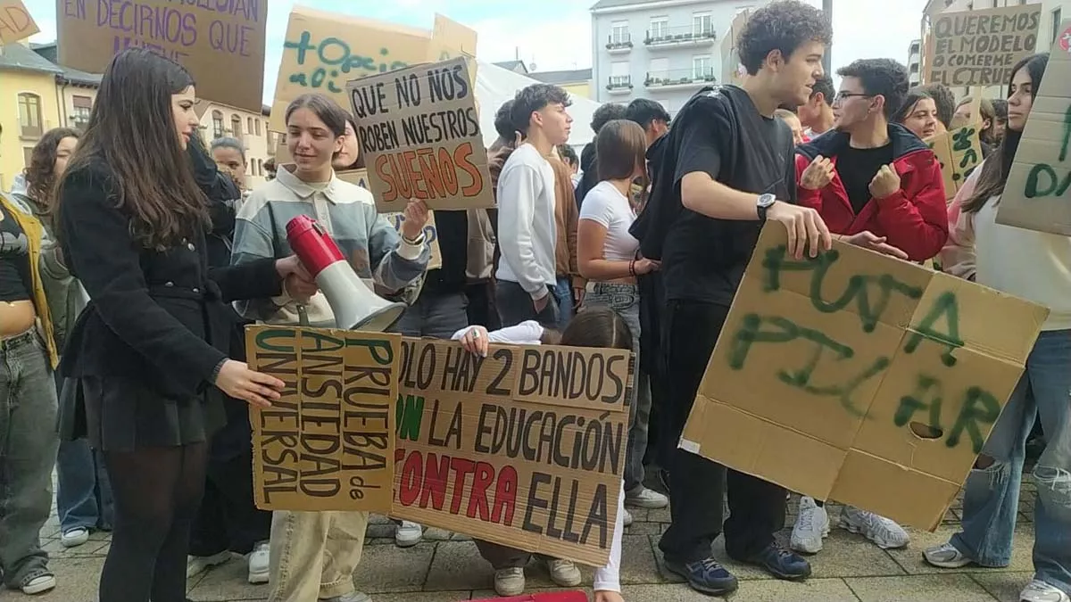 Más de 200 estudiantes de Ponferrada manifiestan frente al Ayuntamiento por la falta de información sobre la nueva PAU