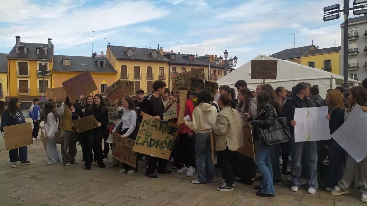 Más de 200 estudiantes de Ponferrada manifiestan frente al Ayuntamiento por la falta de información sobre la nueva PAU