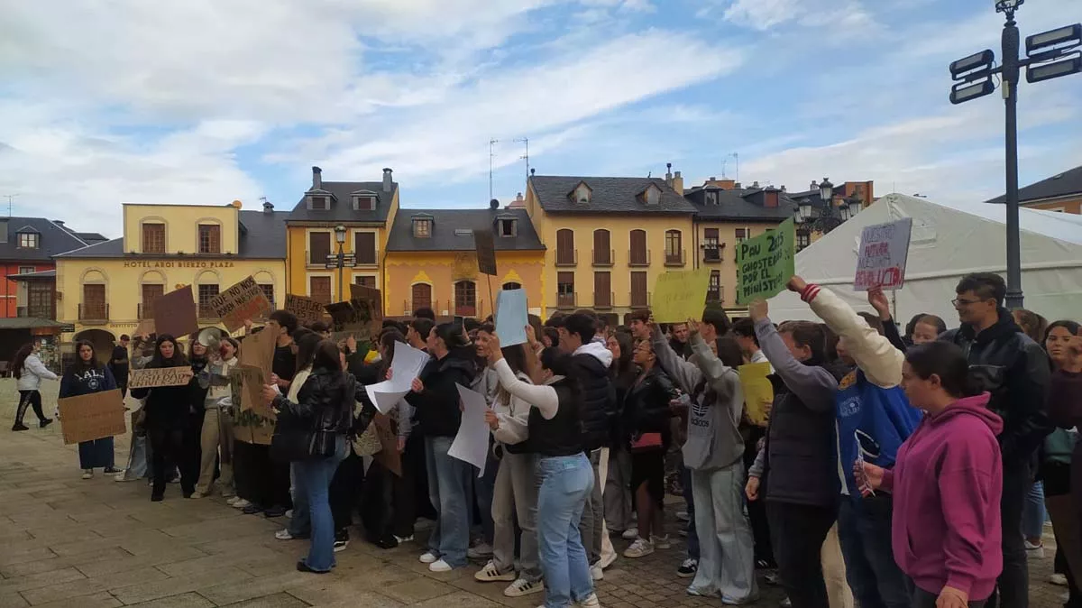 Más de 200 estudiantes de Ponferrada manifiestan frente al Ayuntamiento por la falta de información sobre la nueva PAU