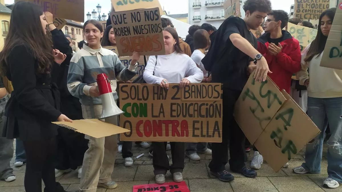 Más de 200 estudiantes de Ponferrada manifiestan frente al Ayuntamiento por la falta de información sobre la nueva PAU