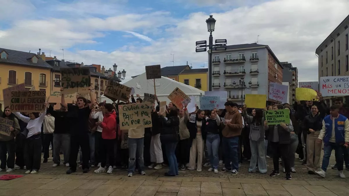 Más de 200 estudiantes de Ponferrada manifiestan frente al Ayuntamiento por la falta de información sobre la nueva PAU