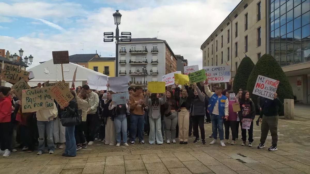 Más de 200 estudiantes de Ponferrada manifiestan frente al Ayuntamiento por la falta de información sobre la nueva PAU