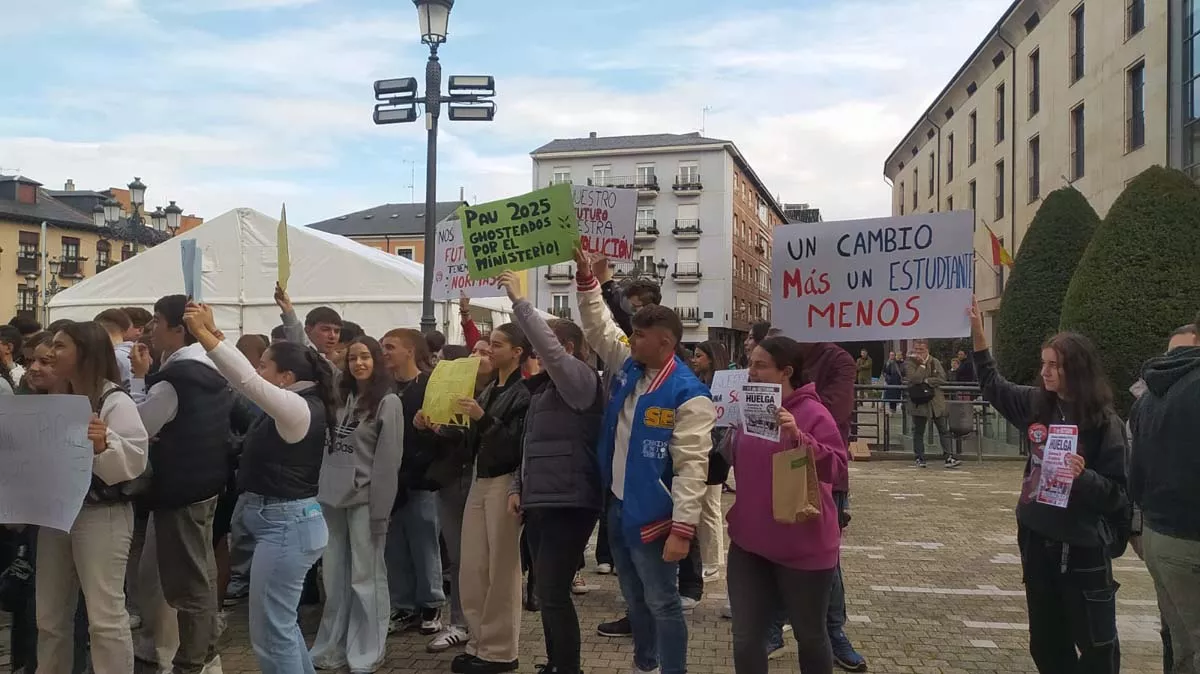 Más de 200 estudiantes de Ponferrada manifiestan frente al Ayuntamiento por la falta de información sobre la nueva PAU