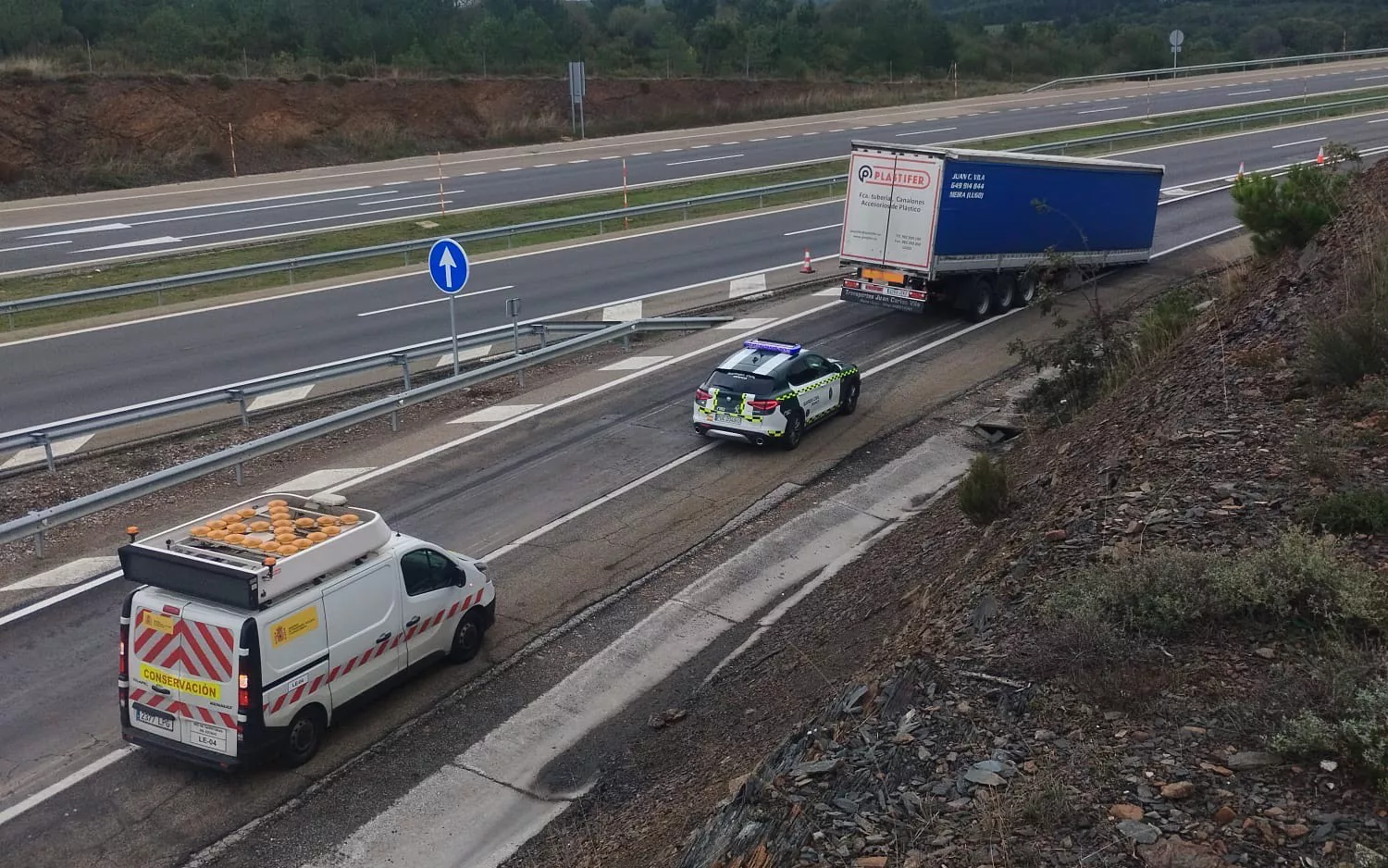 Un remolque se desprende de un camión en la A6 en el Manzanal