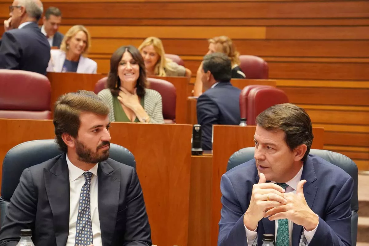 Juan García-Gallardo, portavoz de Vox en las Cortes, junto al presidente de la Junta de Castilla y León, Alfonso Fernández Mañueco