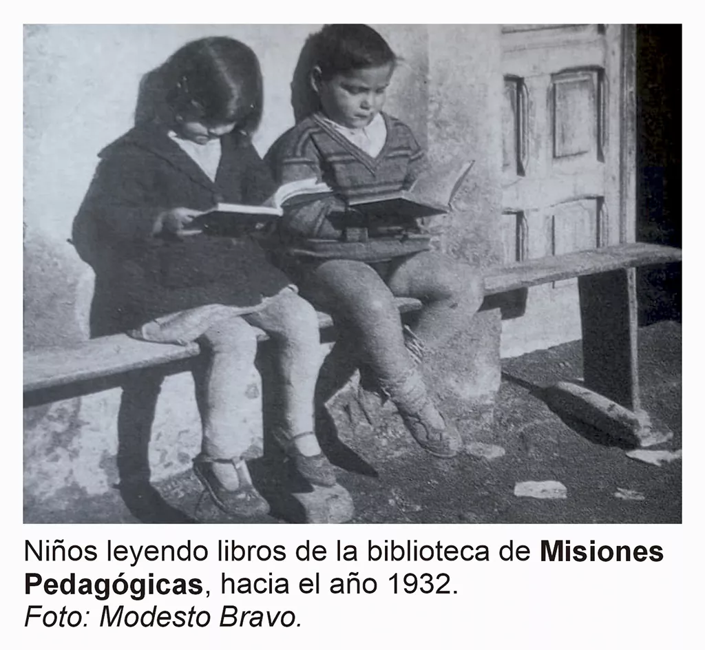 Niños leyendo libros de la biblioteca de la Misiones Pedagógicas 1932 | Foto: Modesto Bravo