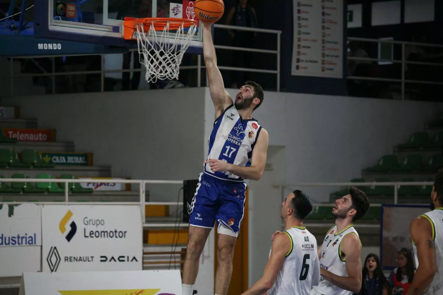 Clínica Ponferrada SDP se alía con su afición para sumar la primera victoria ante Bueno Arenas Albacete