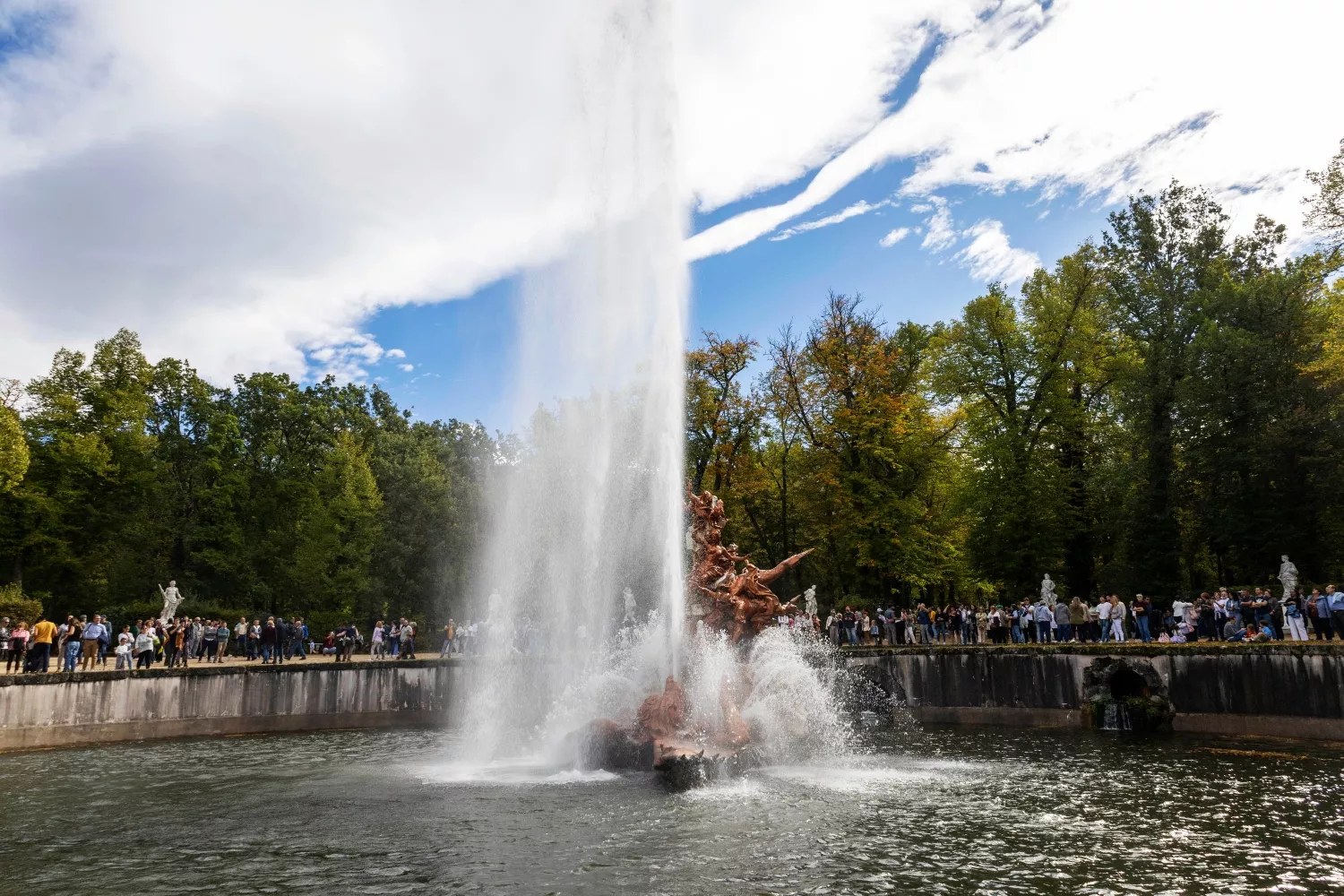 La fuente de Andrómeda del Palacio Real de La Granja (Segovia) se enciende ante el público por primera vez en 80 años