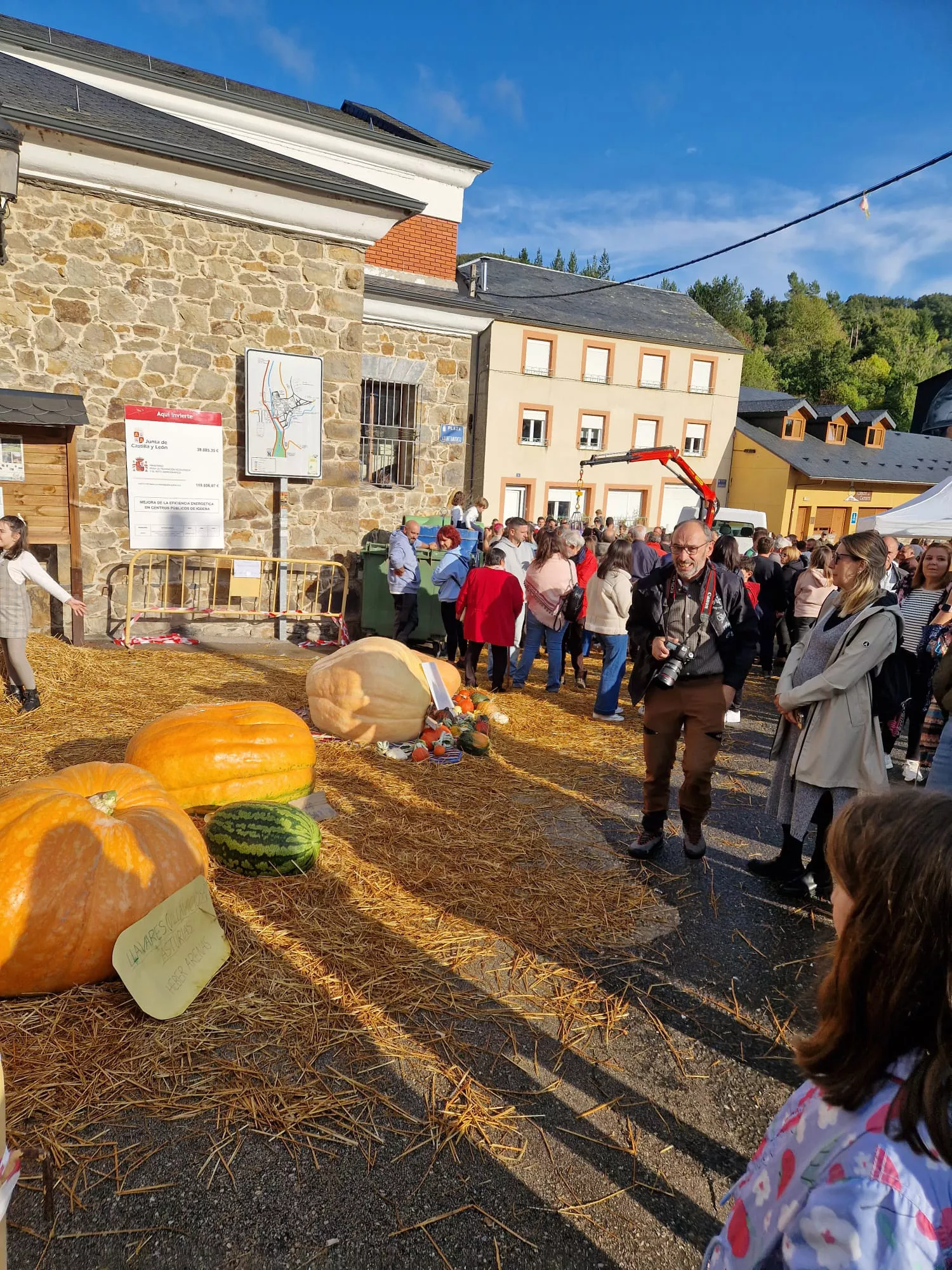 A la izquierda la calabaza asturiana ganadora de la Feria de Igüeña