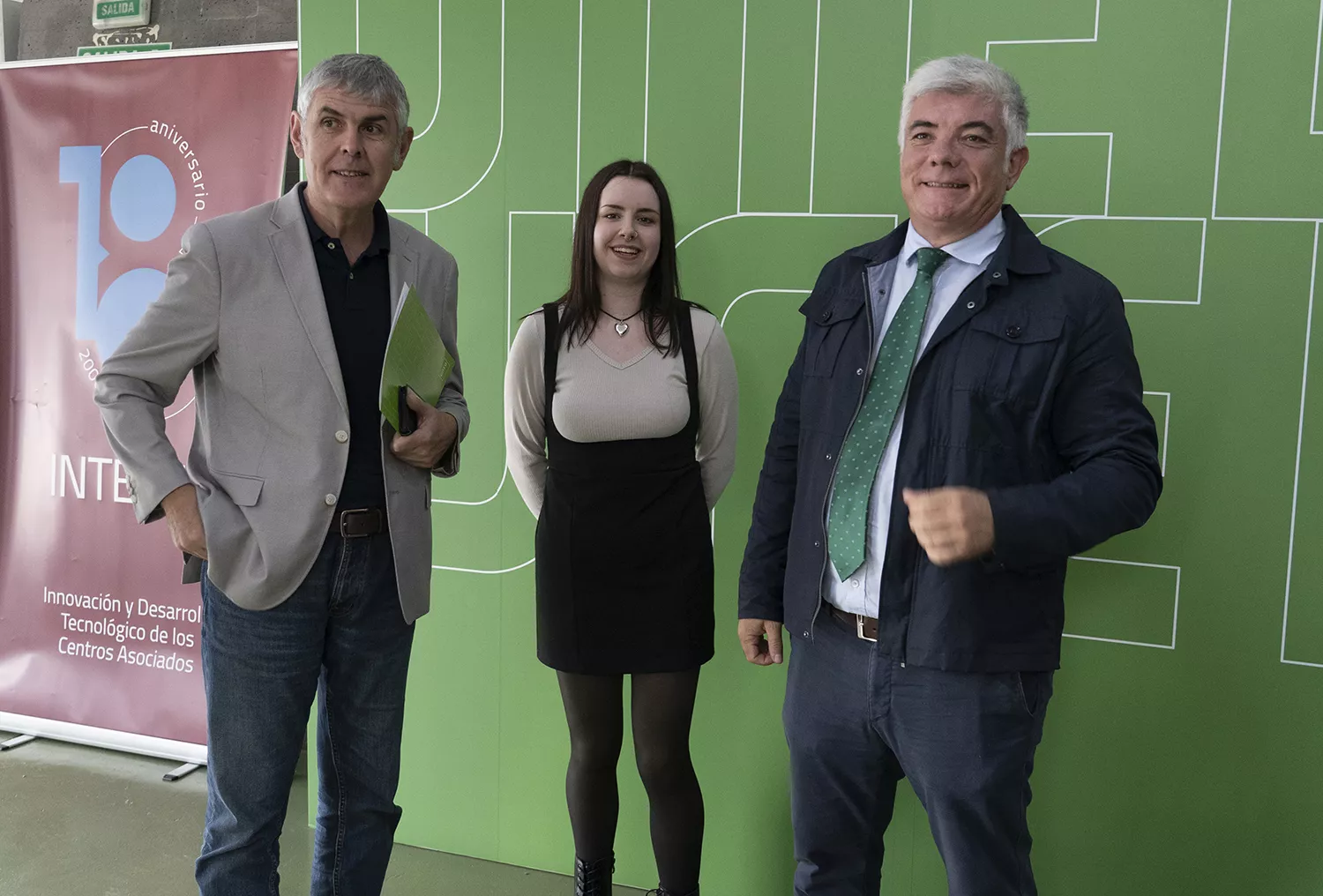 César Sánchez / ICAL. El director de la Universidad Nacional de Educación a Distancia en Ponferrada, Jorge Vega (I), junto al responsable de Gabinete de Dirección, Relaciones Institucionales y Eventos del INCIBE, Luis Hidalgo (D), y la alumna Sara Barredo, que se incorpora al equipo de la cátedra de Incibe-UNED en Ponferrada