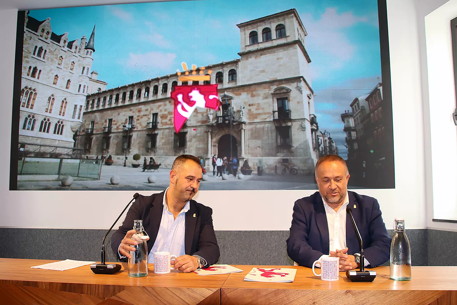 El diputado de Cultura, Arte y Patrimonio, Emilio Martínez, y el presidente de la Diputación de León, Gerardo Álvarez Courel