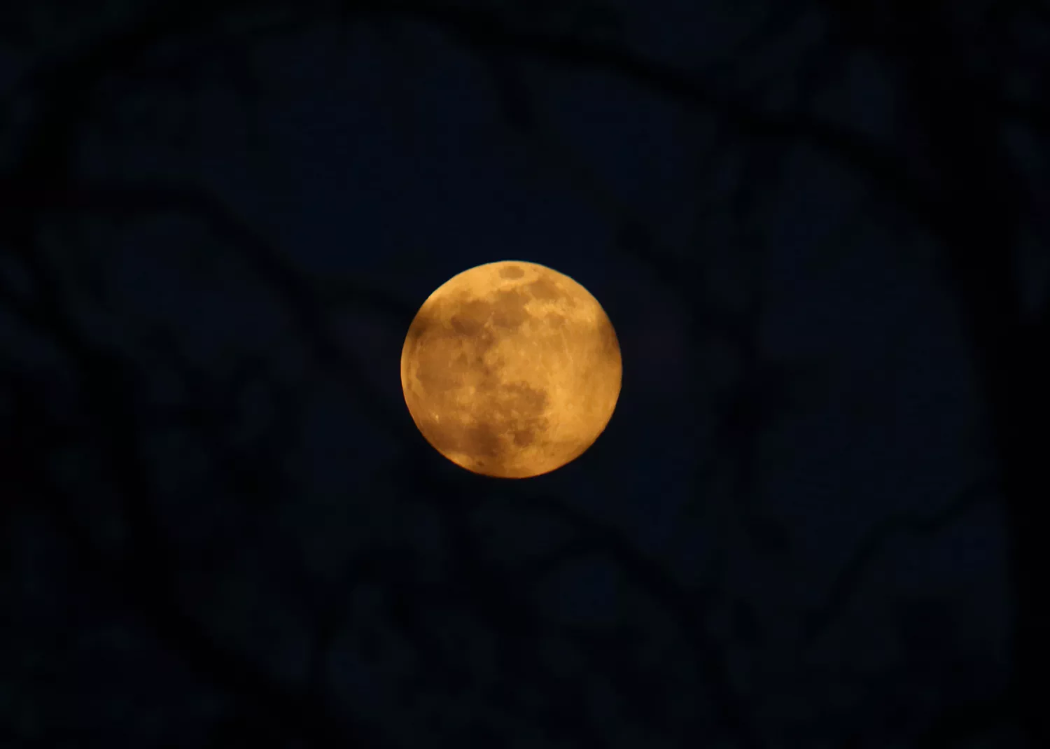 César Sánchez / ICAL . Luna llena vista desde el Bierzo