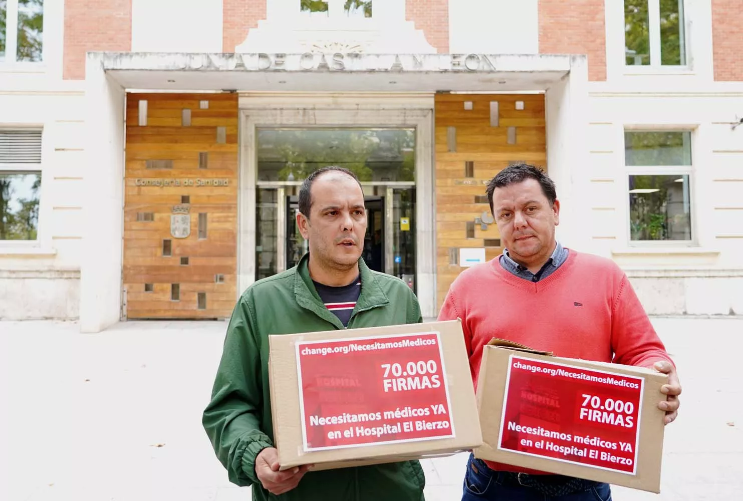 El impulsor de change.org, José Miguel Abraila, junto a otros pacientes de cáncer y familiares de El Bierzo, entregan en la Consejería de Sanidad de la Junta de Castilla y León las firmas