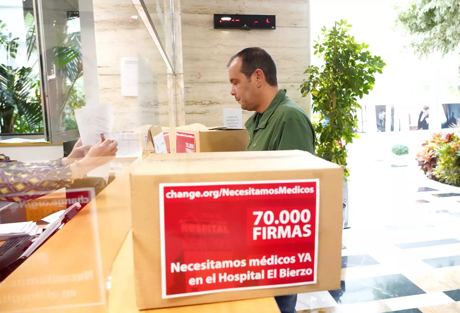 El impulsor de change.org, José Miguel Abraila, junto a otros pacientes de cáncer y familiares de El Bierzo, entregan en la Consejería de Sanidad de la Junta de Castilla y León las firmas (3)