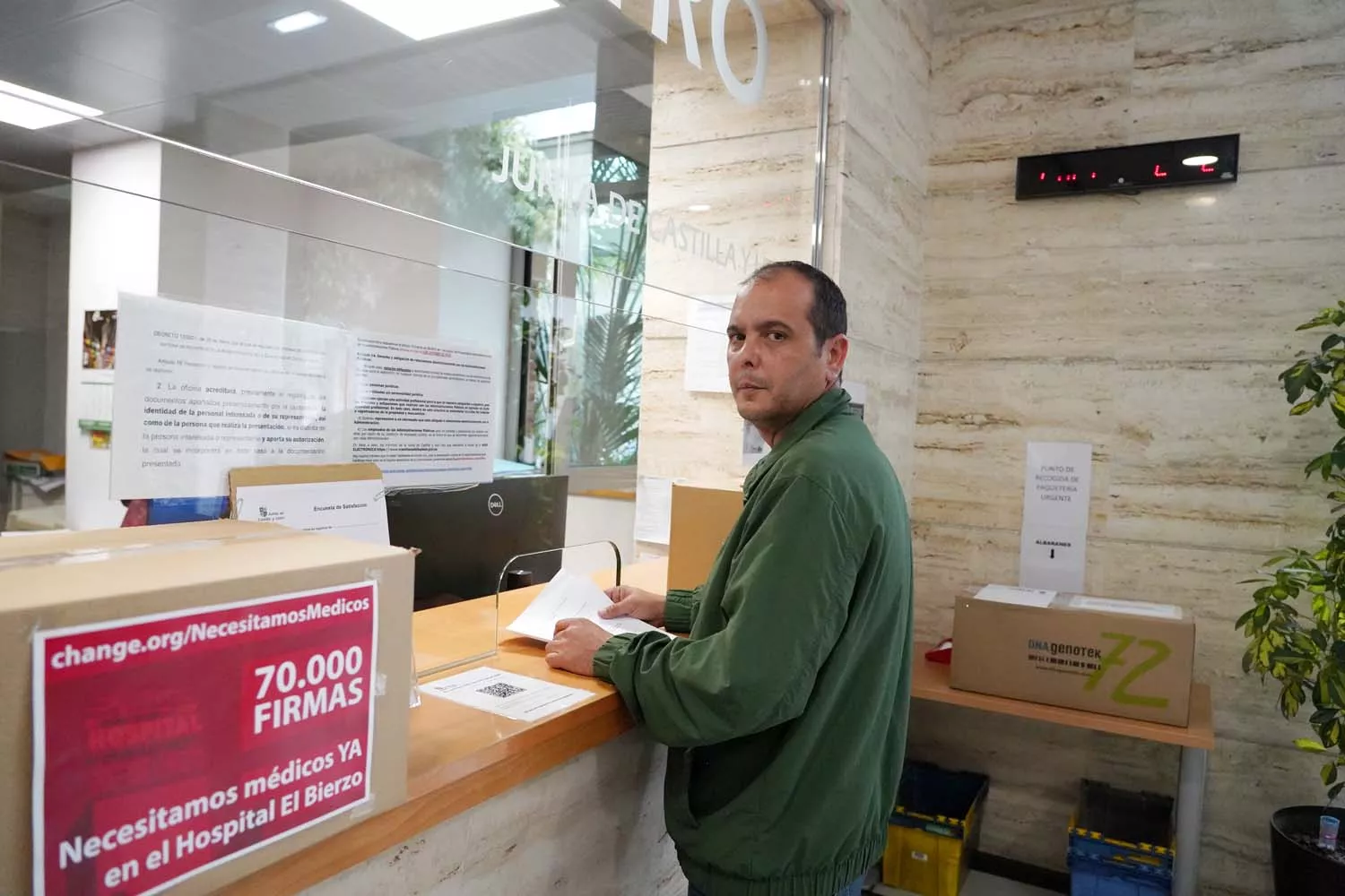 El impulsor de change.org, José Miguel Abraila, junto a otros pacientes de cáncer y familiares de El Bierzo, entregan en la Consejería de Sanidad de la Junta de Castilla y León las firmas (1)