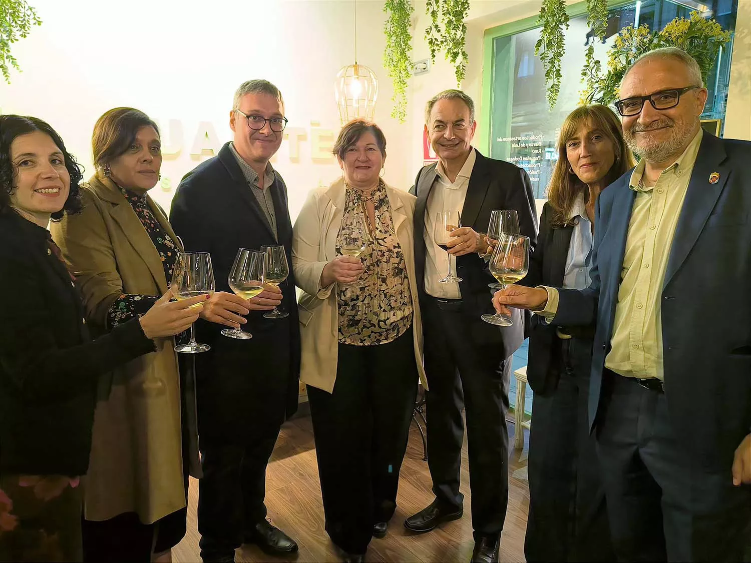 Las Jornadas Gastronómicas del Bierzo llegan a Madrid. En la foto el presidente del Consejo Comarcal, Olegario Ramón, otras consejeras; el mantenedor de esta edición, Juanma G. Colinas; y el expresidente José Luis Rodríguez Zapatero