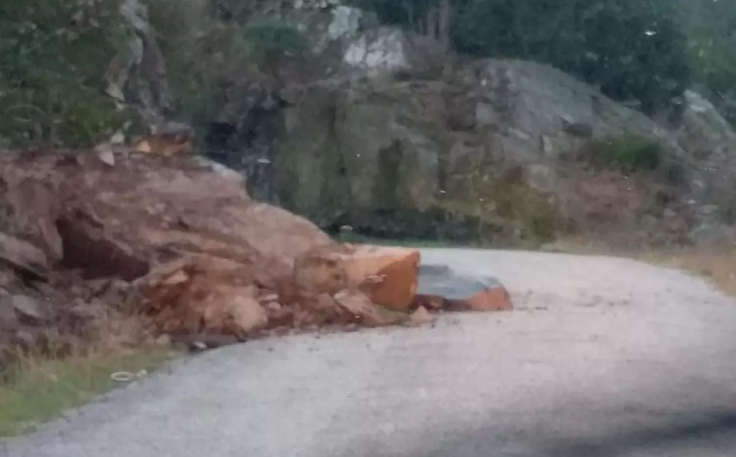 Un derrumbe de rocas en la carretera LE-5202 dificulta el acceso a Espanillo (Arganza)