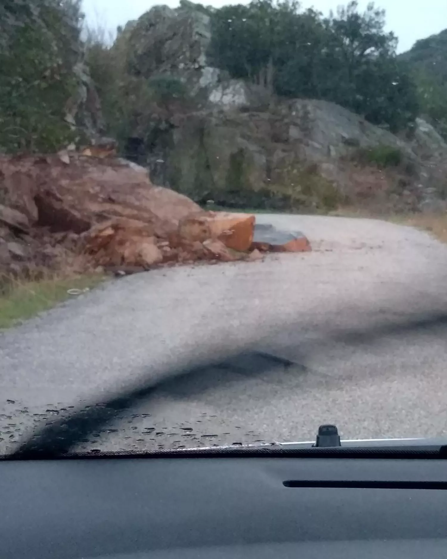 Un derrumbe de rocas en la carretera LE-5202 dificulta el acceso a Espanillo (Arganza) | Foto: Ayuntamiento de Arganza